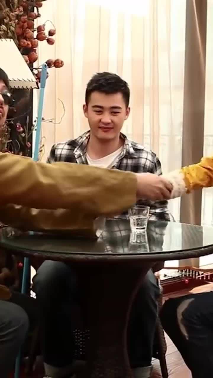 極品女士 小伙相親找大師摸骨,結果大師的話,讓美女恨不得打他