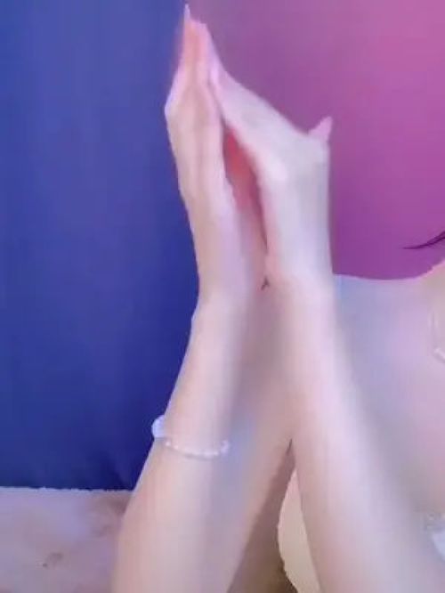 美妝 姐妹們 手是女人的第二張臉,必須好好保養(yǎng),這款 貓爪手摸 滋潤養(yǎng)護,我尤其喜歡她的味道,還可以邊玩手機 手部護理 護手