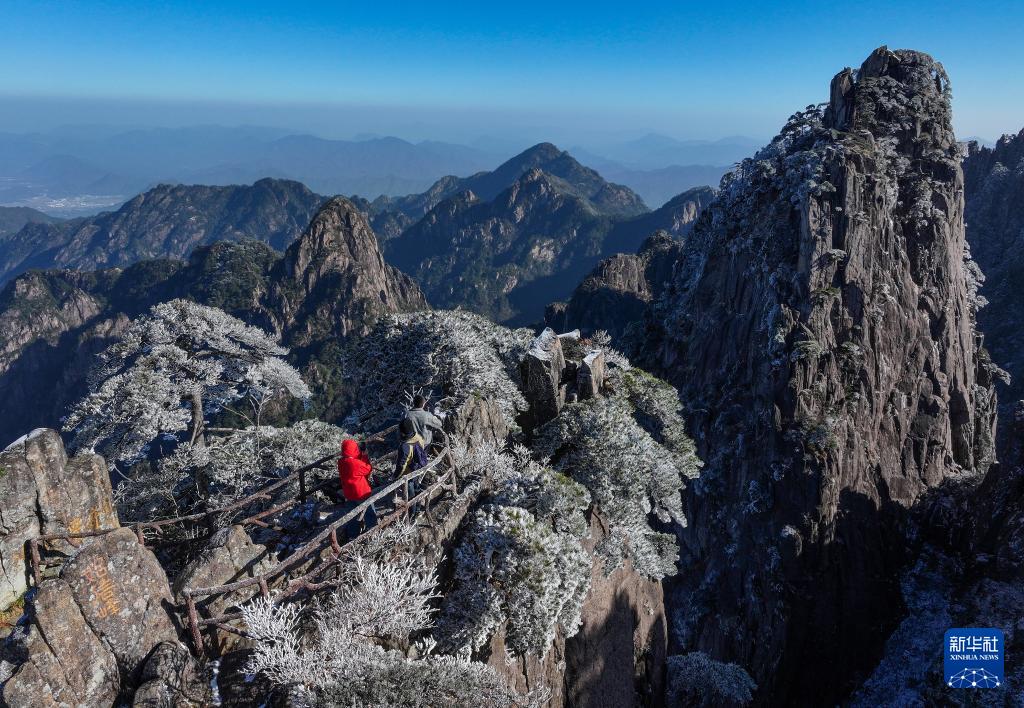 吉悅康匯古法甕蒸,內(nèi)貼2200塊養(yǎng)生巖寶石,利用負(fù)離子和遠(yuǎn)紅外線(xiàn)通過(guò)中藥熏蒸作用于人體,有效祛除濕氣寒氣,體內(nèi)毒素,重金屬,代謝垃圾。國(guó)家專(zhuān)利產(chǎn)品可蒸出彩色的汗液判斷身體問(wèn)題。有特色摸骨理療專(zhuān)業(yè)祛除肩頸腰背痛。手法疏通經(jīng)絡(luò)排毒 。艾灸泥灸電療熱療。瑤浴應(yīng)有盡有。蒸泡療三位一體項(xiàng)目種類(lèi)多,盈利點(diǎn)多性?xún)r(jià)-今日頭條