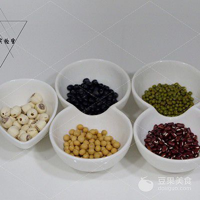 養生五谷排骨鍋 冬天就要吃火鍋，摸骨養生暖身心